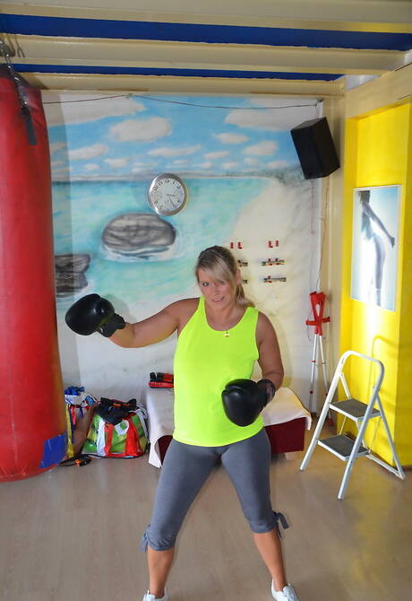 TAC Amateurs offers a free picture gallery with Sweet Susi in sex with dildo