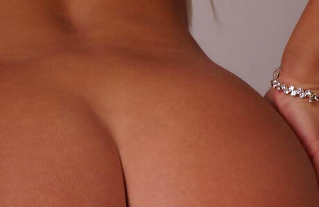 Errotica Archives invite you to explore a free photos with Lucy Foster showing superb shape