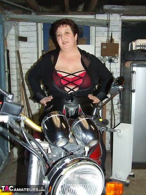 TAC Amateurs pleased to share with you xxx picture gallery with Kinky Carol unveiling beautiful body